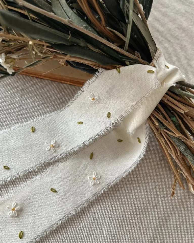 detalle de tela blanca bordada