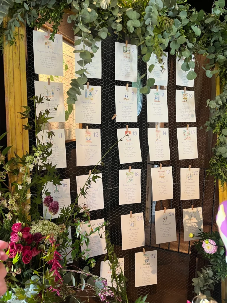 puerta con enredaderas y flores alrededor