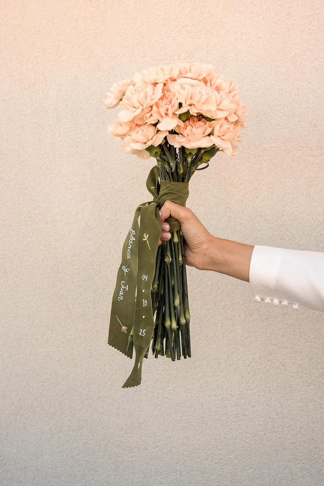 ramo de flores sostenido por una persona